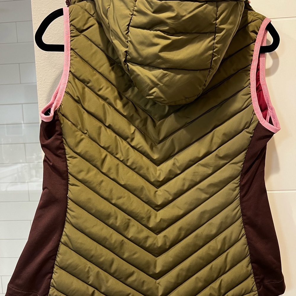 Kari Traa Eva Down Vest: green, maroon and pink piping
